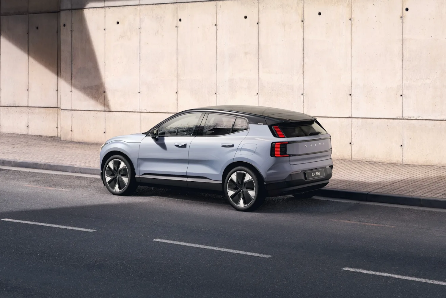 ولوو EX30 برقی در حال شارژ