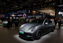 خودروهای برقی در نمایشگاه فروش؛ کاهش فروش جهانی در ژانویه ۲۰۲۶