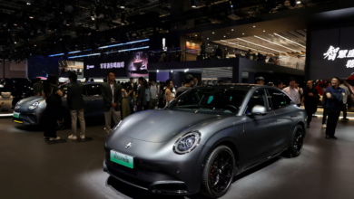 خودروهای برقی در نمایشگاه فروش؛ کاهش فروش جهانی در ژانویه ۲۰۲۶